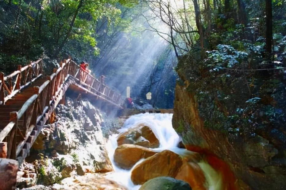 五道峡:襄阳的自然秘境 襄阳,一座虽小众却魅力四溢的城市,藏匿着数