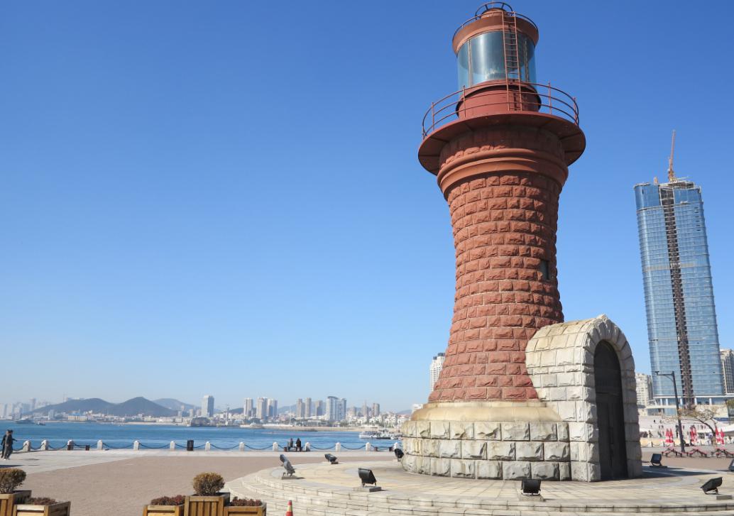 星海广场:大连的璀璨明珠 星海广场,位于中国辽宁省大连市,是亚洲最大