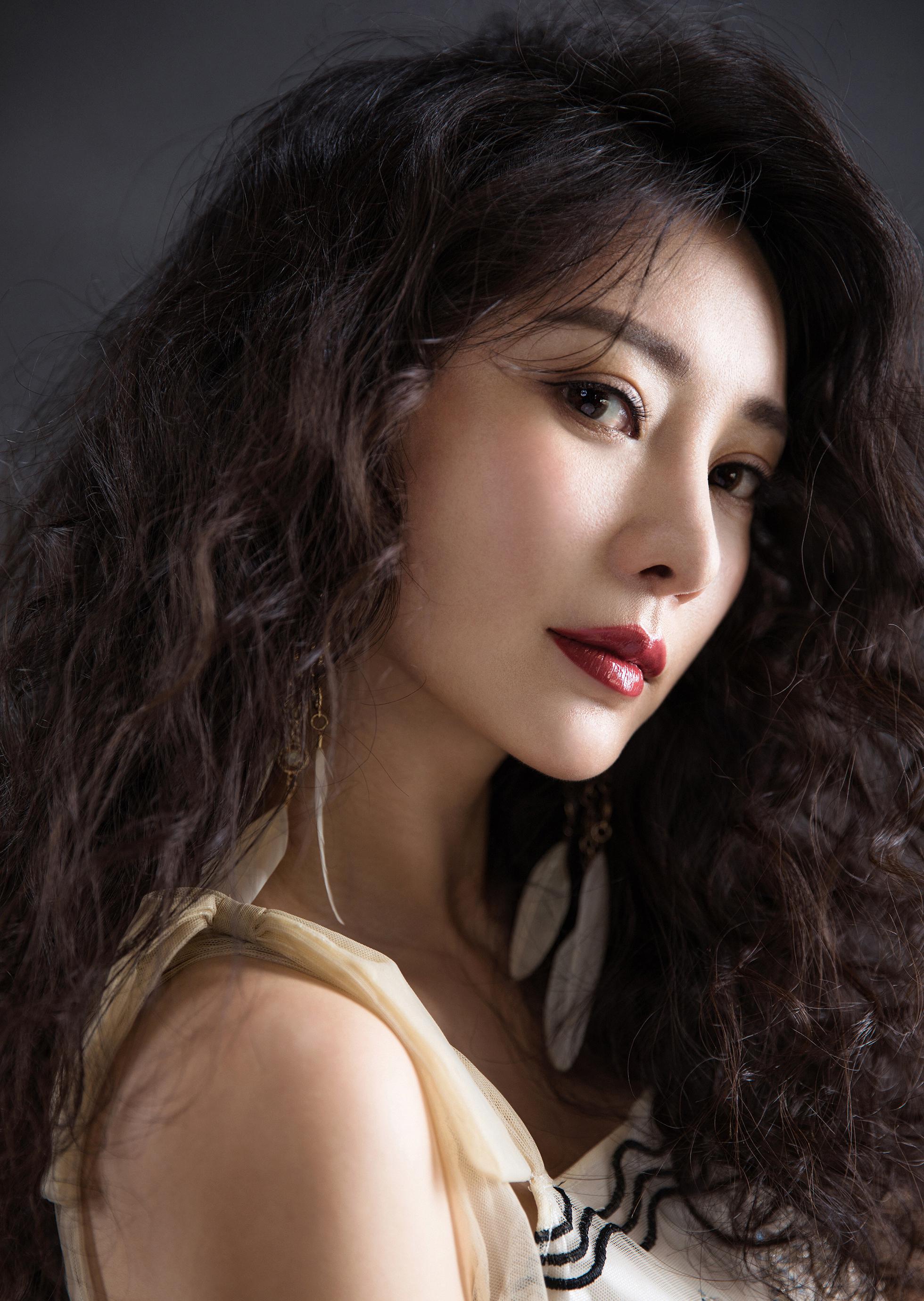 柳岩:突破界限 柳岩在43岁生日照片中展现出了更加优雅和从容的美