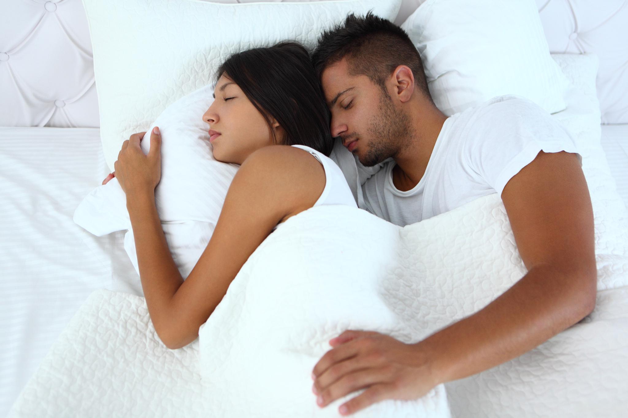 处理夫妻之间冷战分房睡的问题 当夫妻之间出现冷战分房睡的情况时