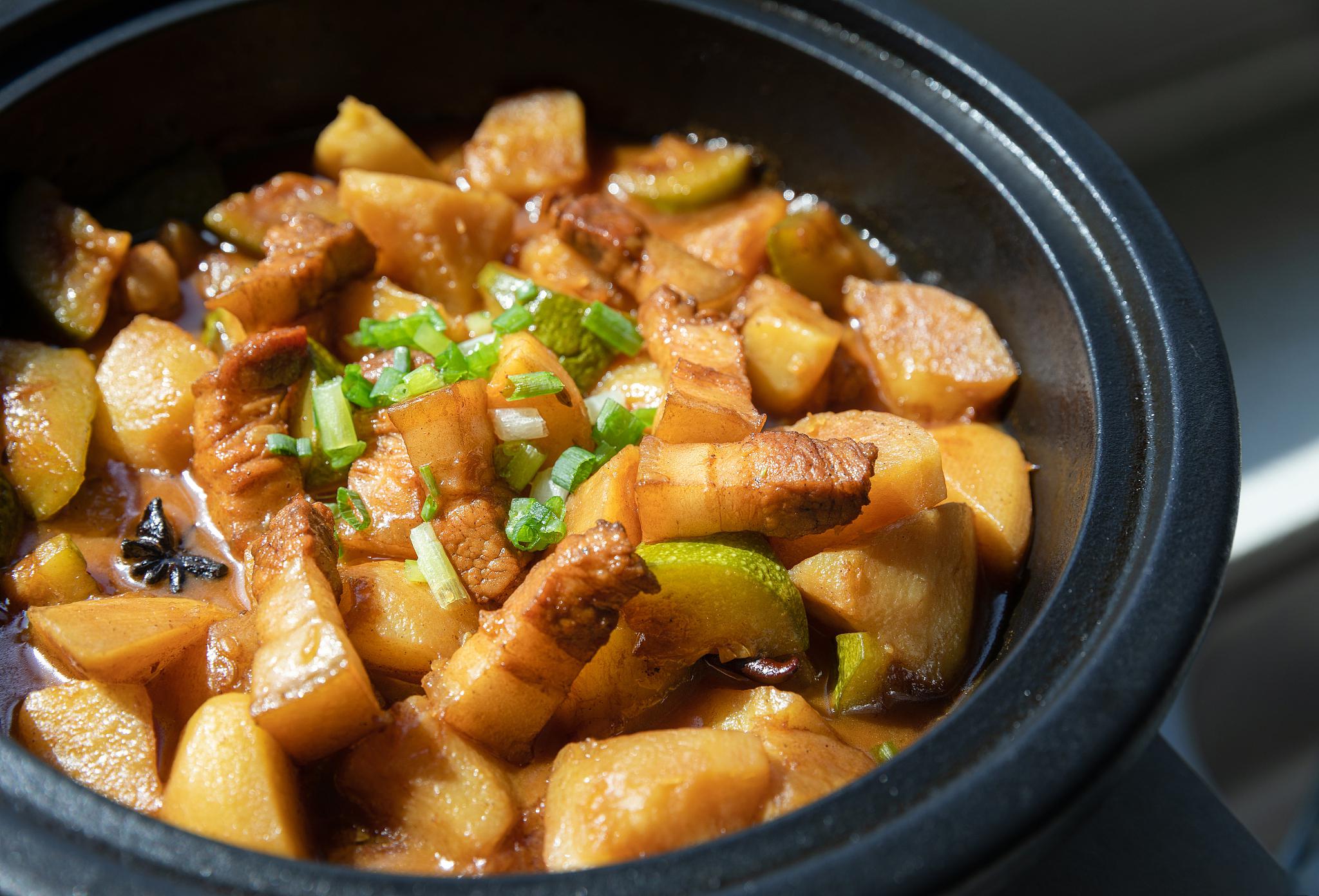 土豆烧肉:家常之选,味觉盛宴 土豆烧肉,色泽鲜亮,香味四溢,让人回味