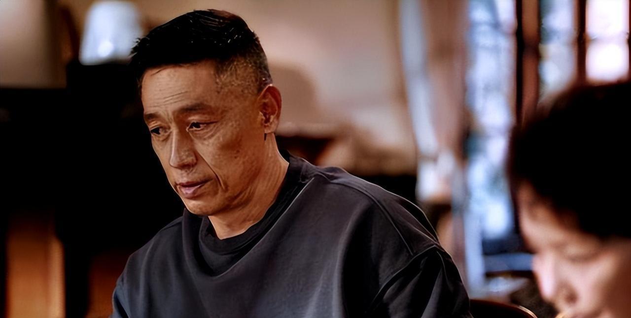 石凉:从欺凌中崛起,在书香中迷失 石凉是一个非常可爱的孩子,他的童年