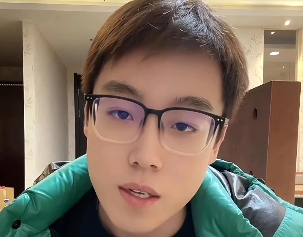 陈泽是英雄联盟游戏主播,全平台粉丝超过千万,某手和陈泽的合同到期