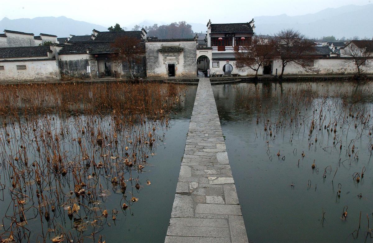 宏村:安徽黄山市黟县的璀璨明珠 宏村,位于安徽黄山市黟县,是一颗璀璨