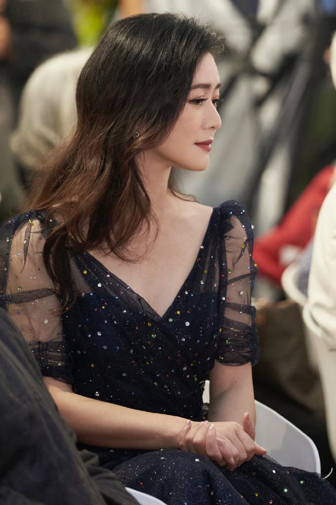 田海蓉亮相上影演员剧团70周年晚会:时尚与优雅的完美融合 田海蓉在