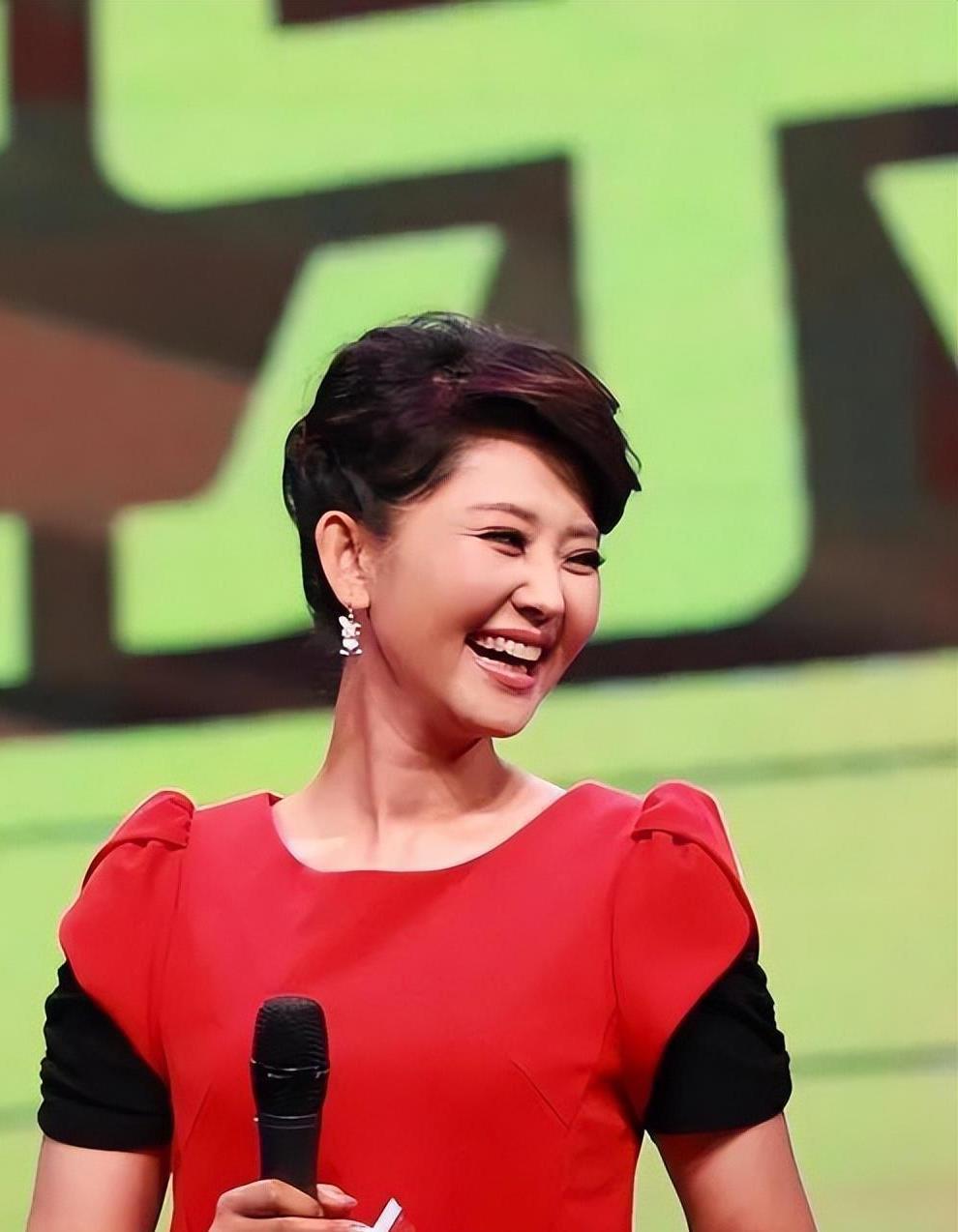 央视"中专"主持方琼:逆袭之路与幸福婚姻 方琼,这位央视的"中专"毕业