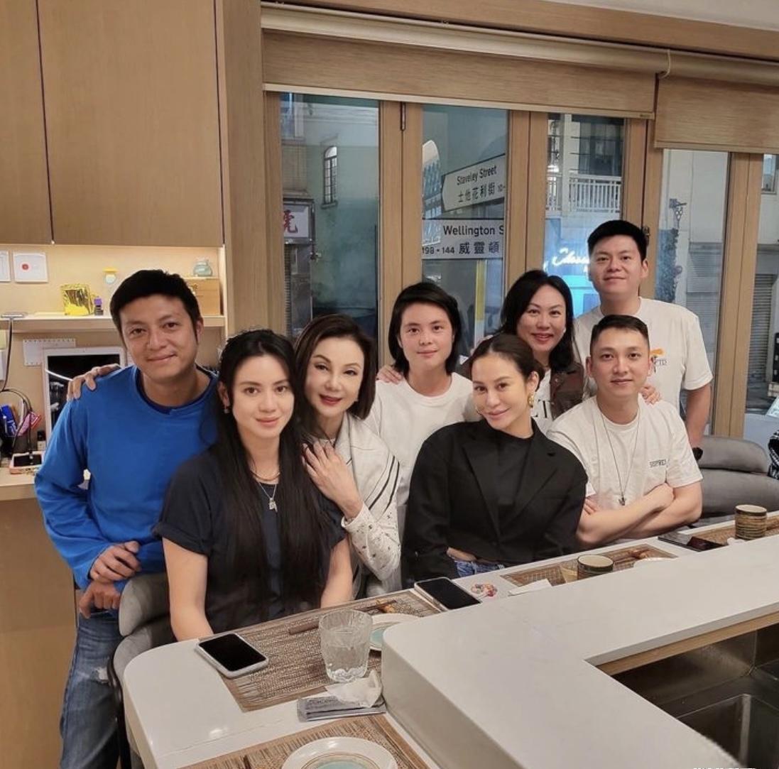 林建岳子女与堂姐弟聚会 林建岳和前妻谢玲玲离婚多年,但两人关系依然