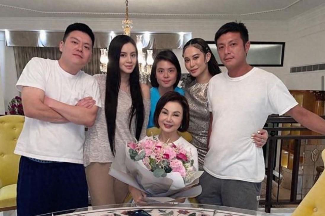 林建岳子女与堂姐弟聚会 林建岳和前妻谢玲玲离婚多年,但两人关系依然