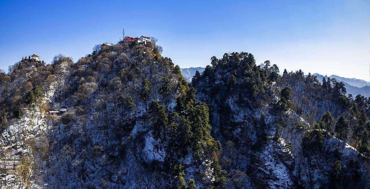 终南山:自然与人文的完美融合 终南山位于陕西省宝鸡市眉县和周至县