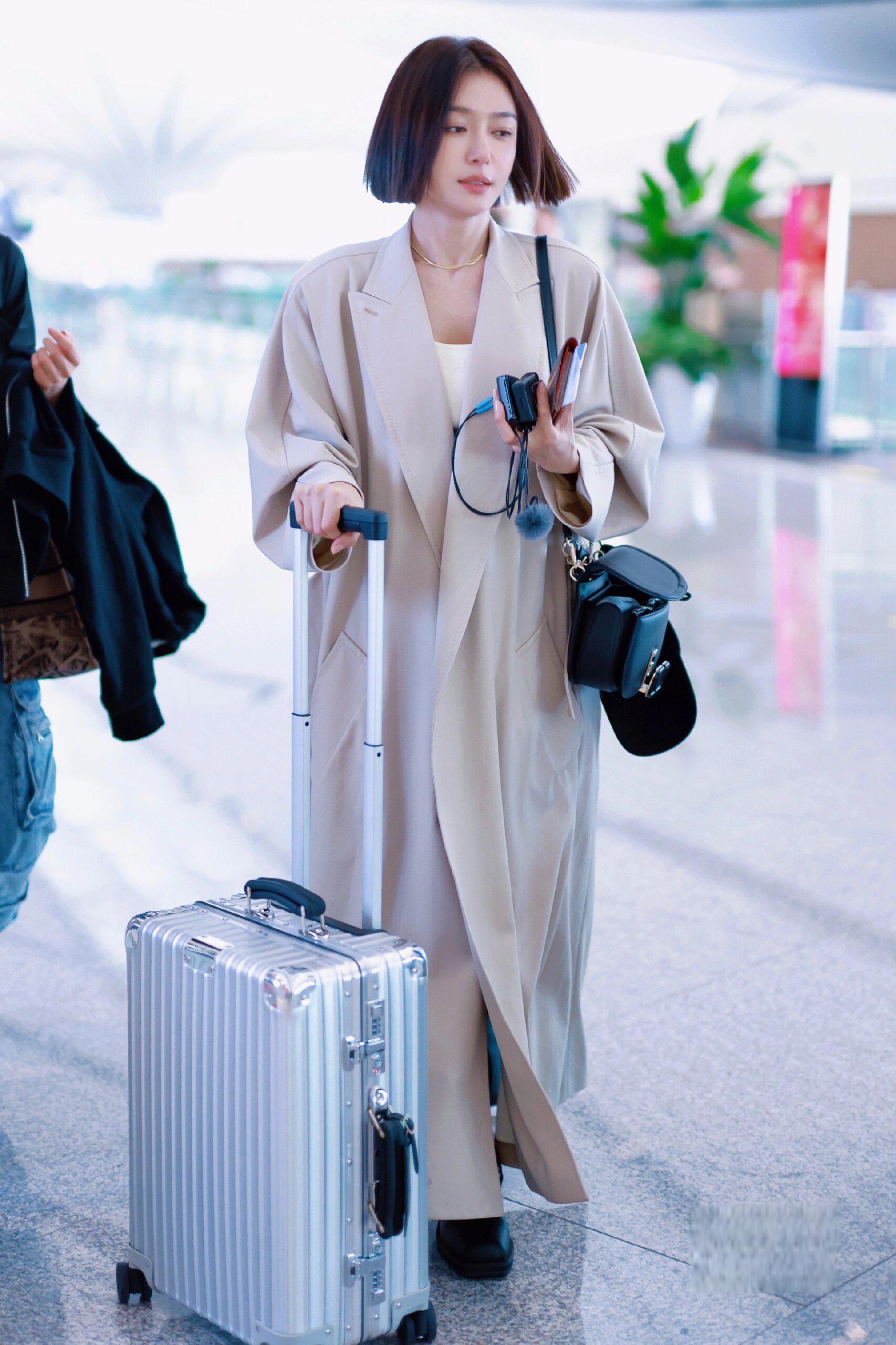 秦岚引领新潮流:大衣 短裤 波波头短发,时尚又显瘦 秦岚以独特的穿搭