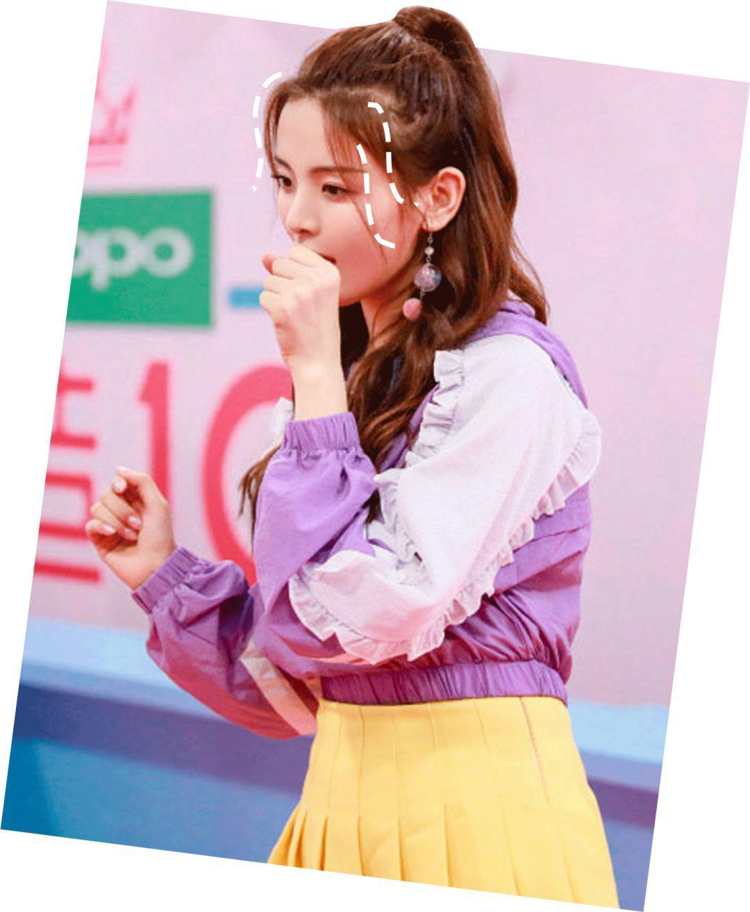 杨超越的幼稚发型 杨超越梳双麻花辫,搭配卫衣,这种幼稚的发型竟然