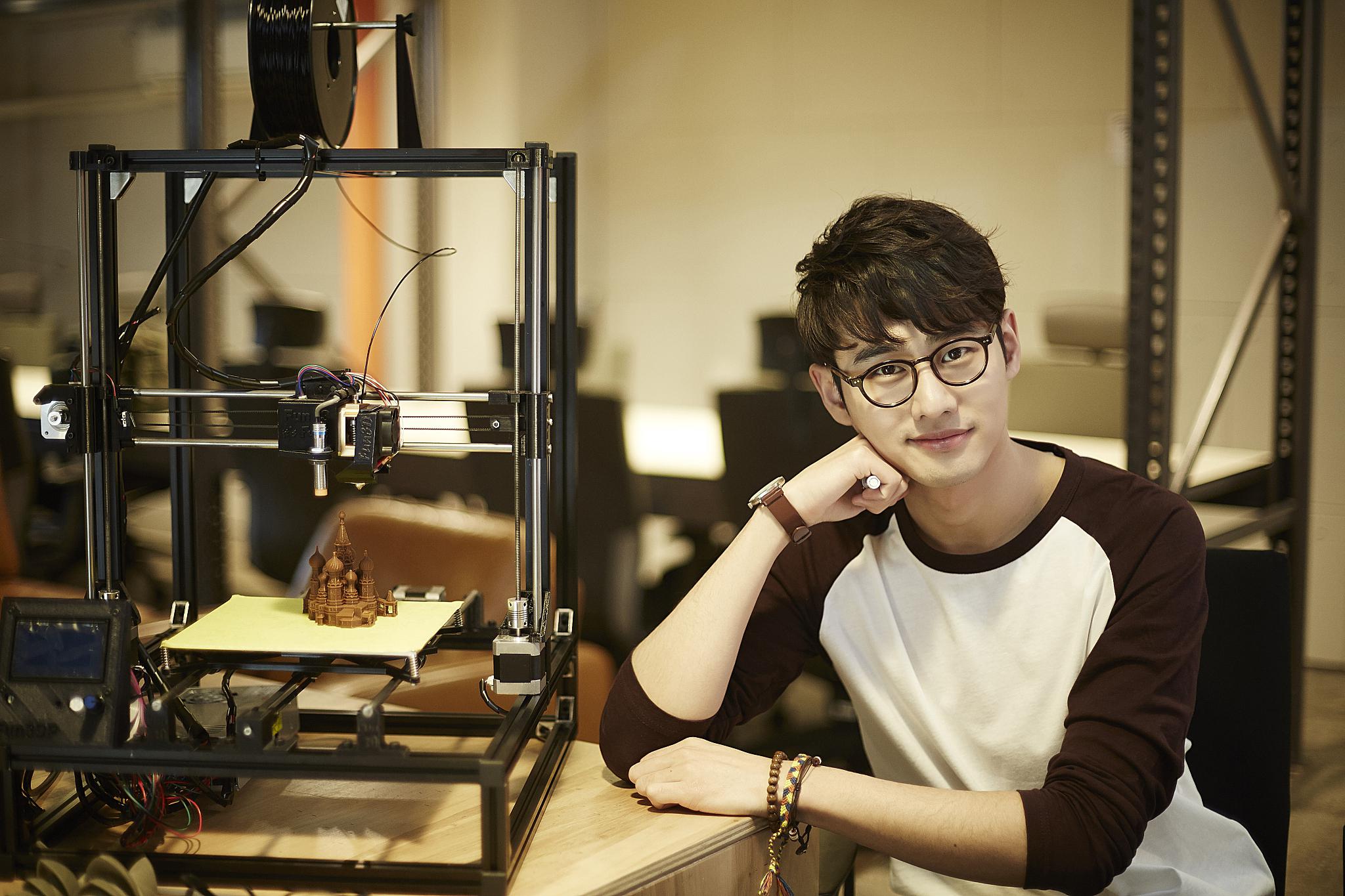 胡夏恋情曝光:私人生活应谨慎处理 胡夏,90后国民男歌手,恋情曝光引发