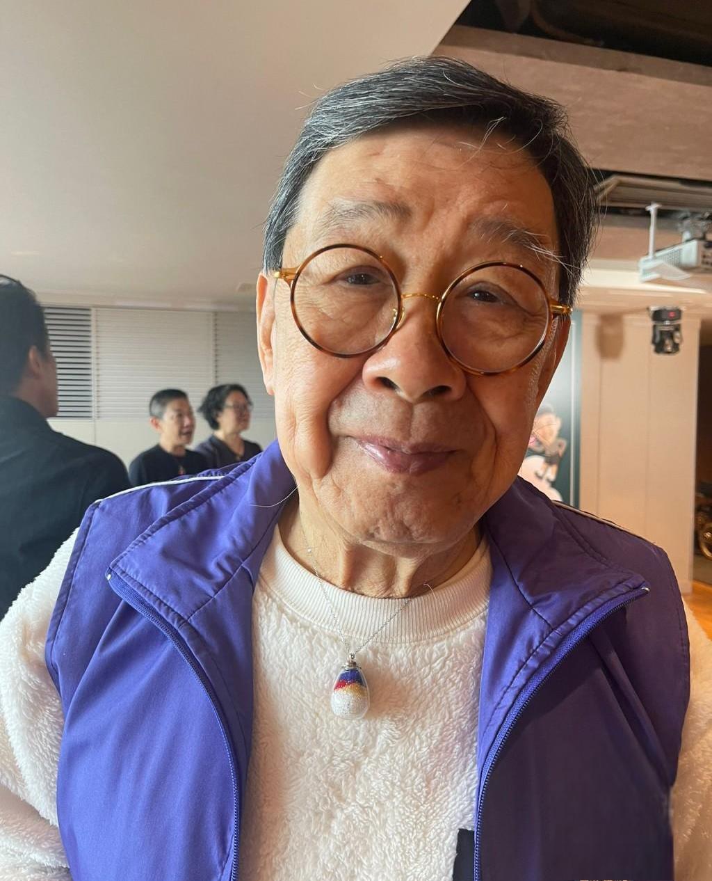 与曾孙共度欢乐时光,分享音乐之爱 香港著名演员胡枫在黄埔海滨的一家