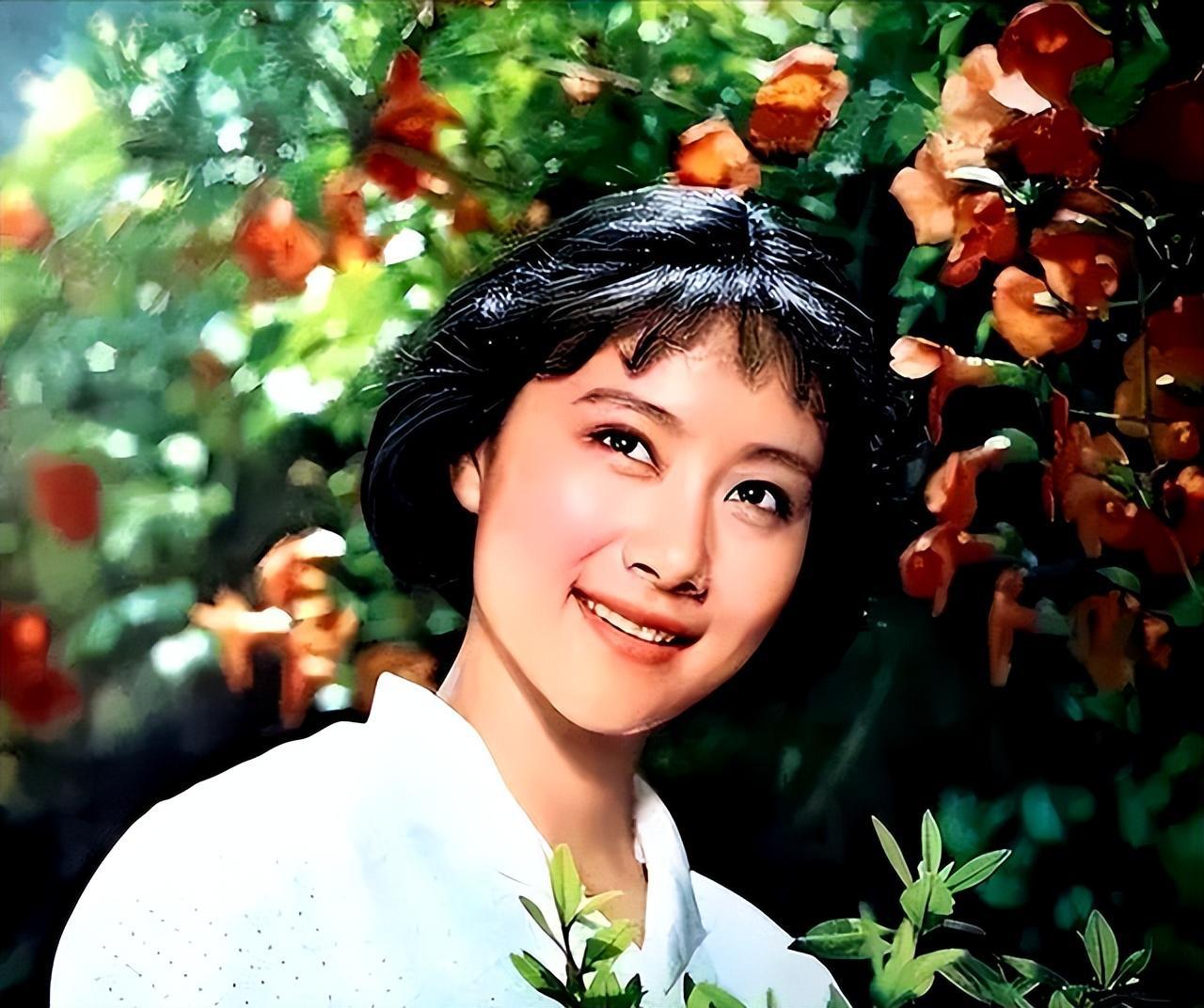 黄梅莹:命运坎坷,恩爱38年生一子 黄梅莹出生于上海首富家庭,从小生活