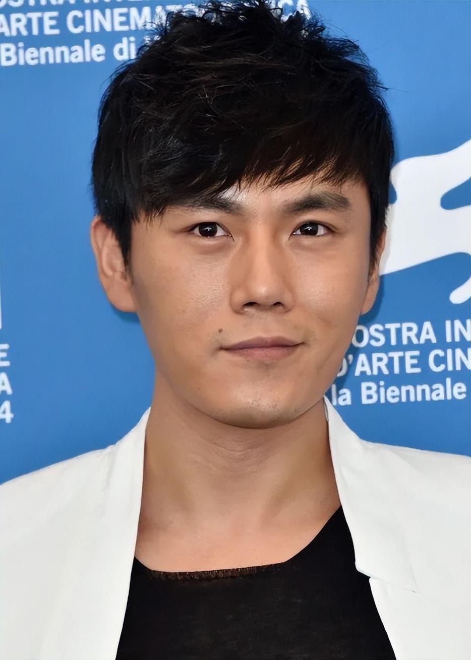 秦昊:逆流而上的演员之路 在娱乐圈中,秦昊以其独特的演艺风格和坚守