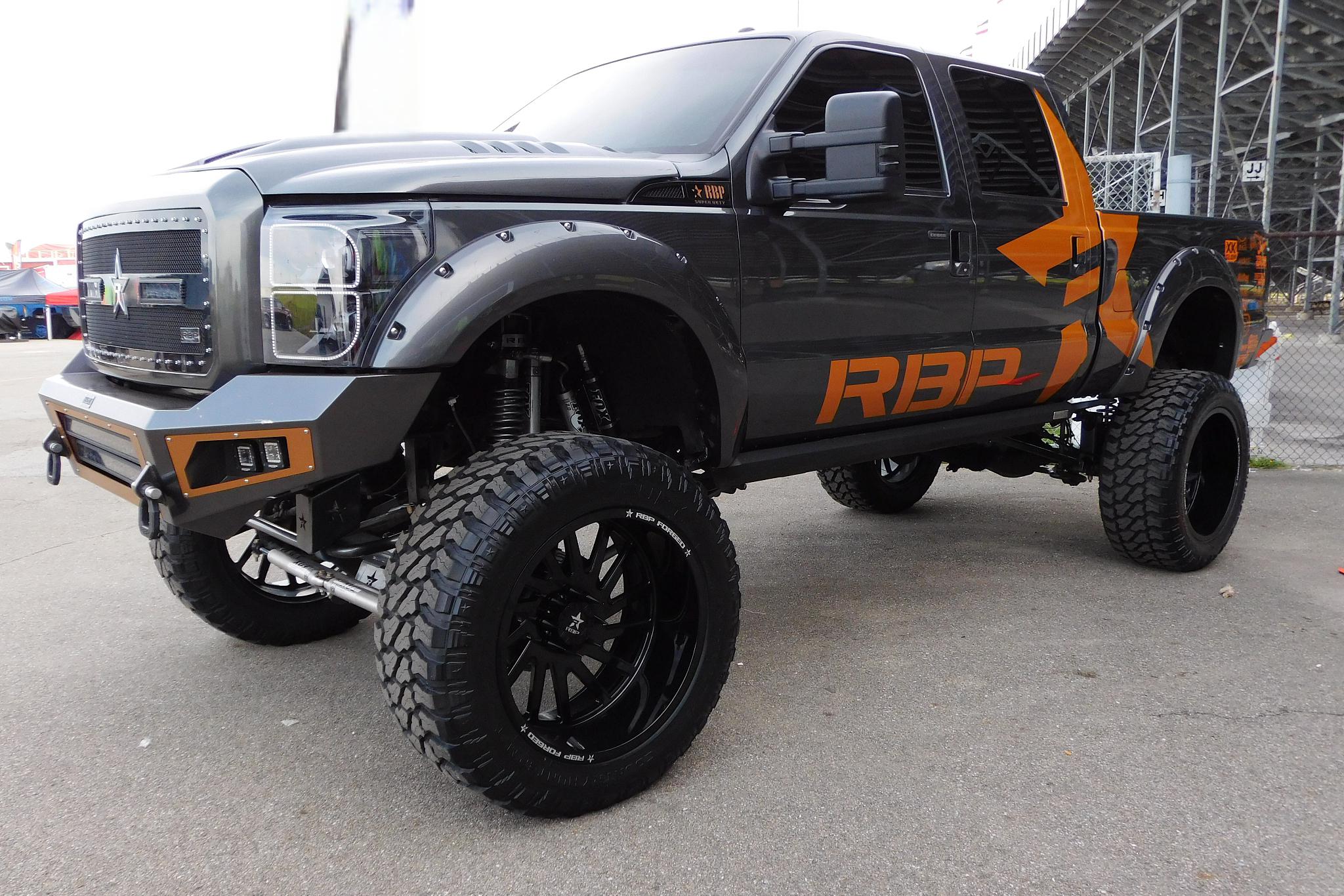 悍马性能参数的实现 悍马的性能参数是通过强大的发动机,先进的悬挂