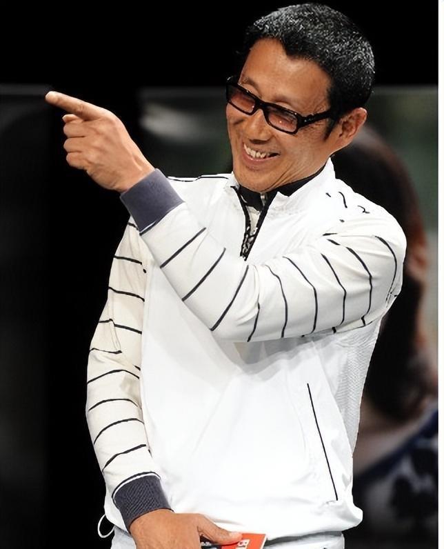 陈道明:时尚与艺术并重 陈道明,一个已经年过六旬的演员,在时尚穿搭
