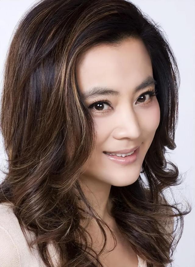 李玲玉:甜歌皇后的坚韧与智慧 在中国的娱乐舞台上,甜歌皇后李玲玉以