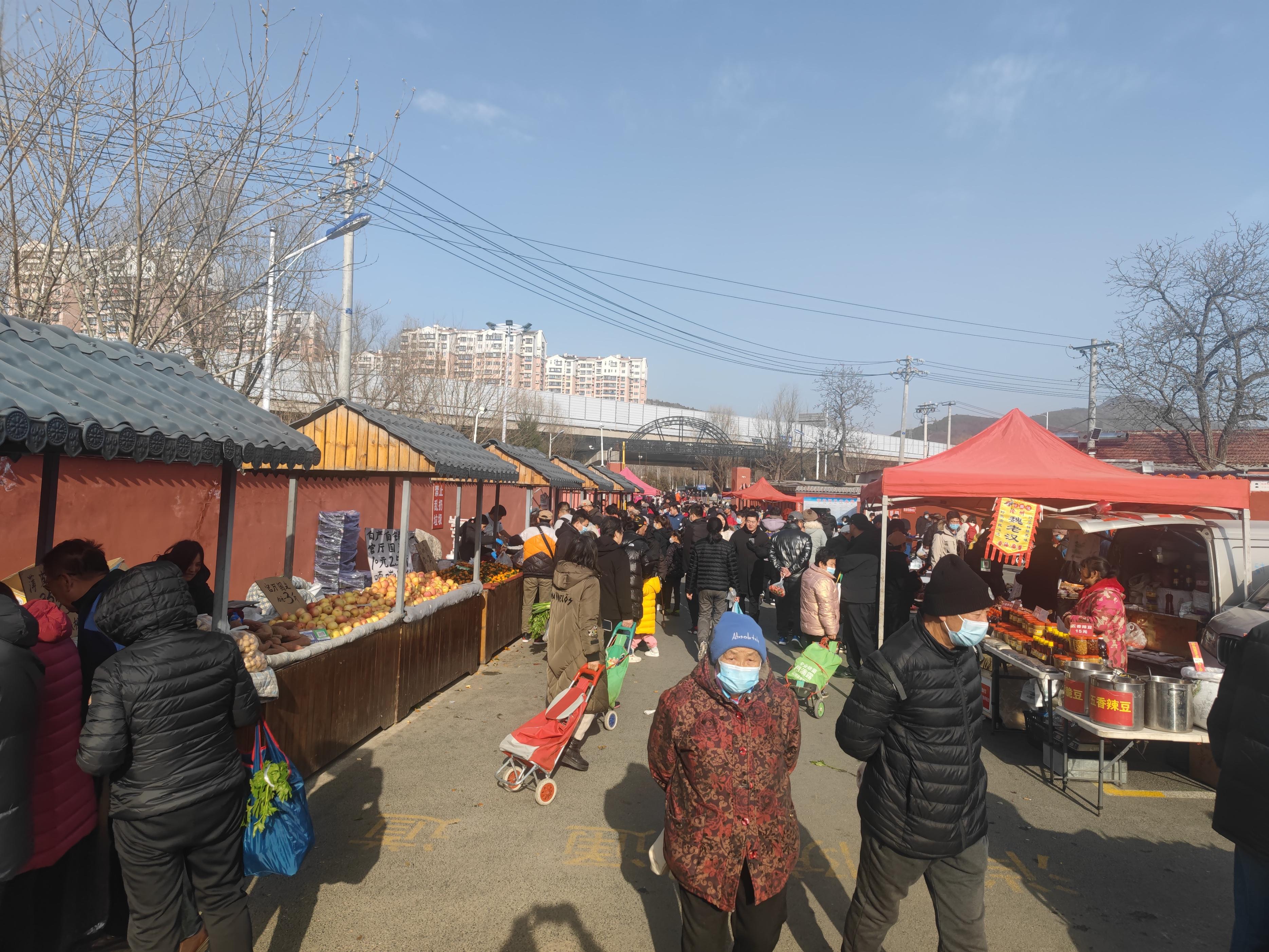 西杨坨大集:门头沟区的人气集市 西杨坨大集是北京市门头沟区的一个