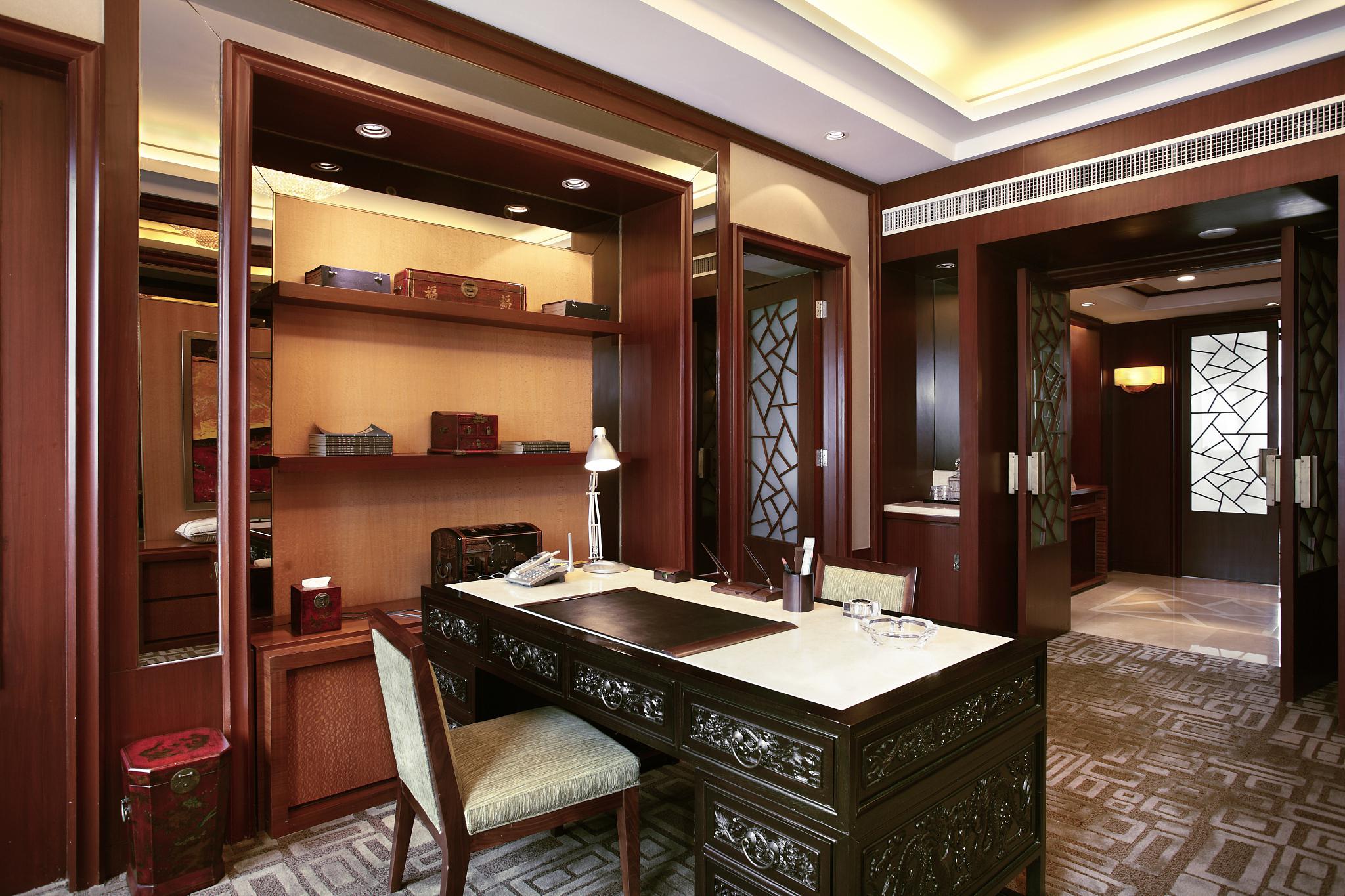 红木家具与复合地板的完美搭配 想要为办公室增添一份高端的氛围?