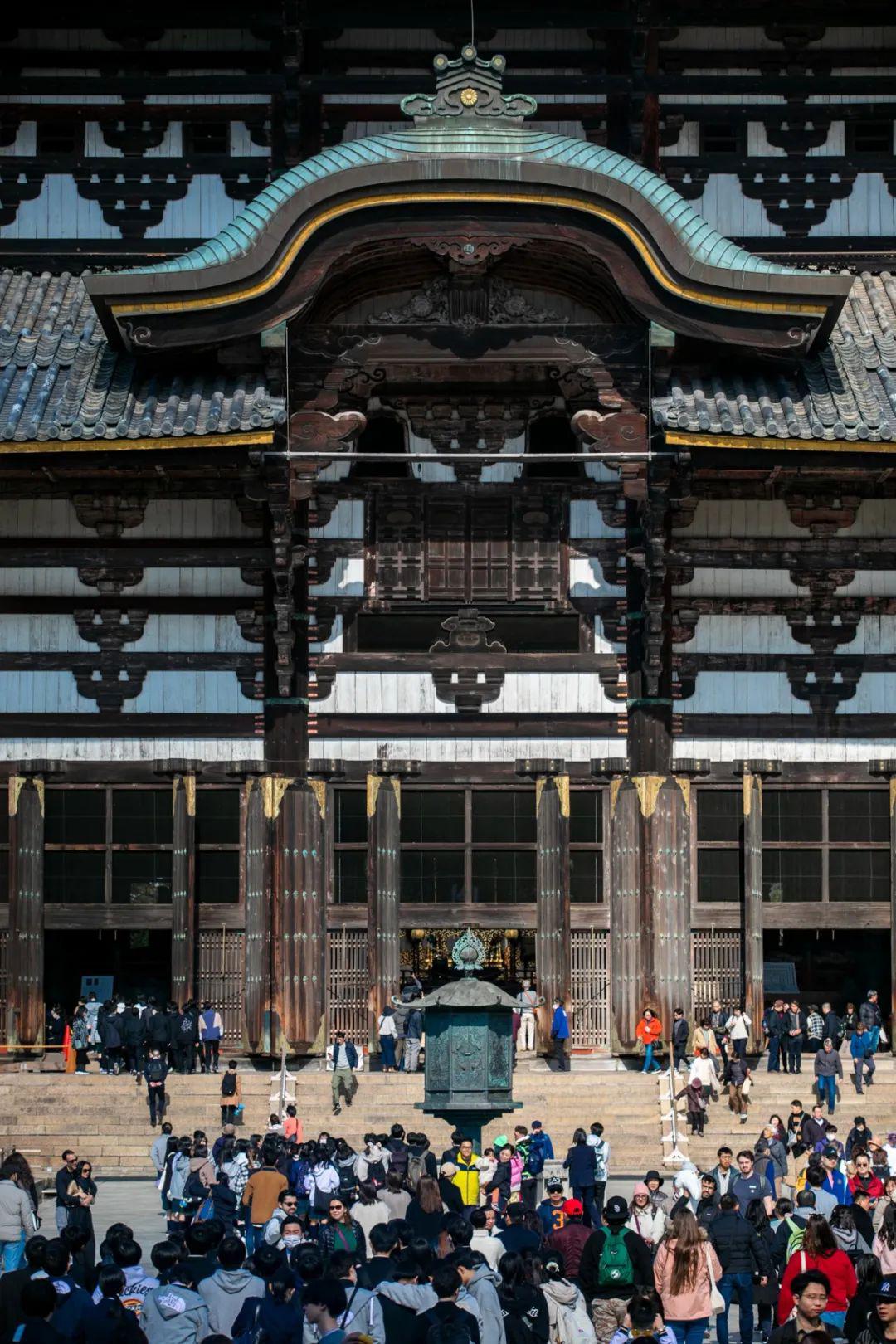 奈良:一个充满历史和自然美景的地方 奈良是位于日本关西的内陆县