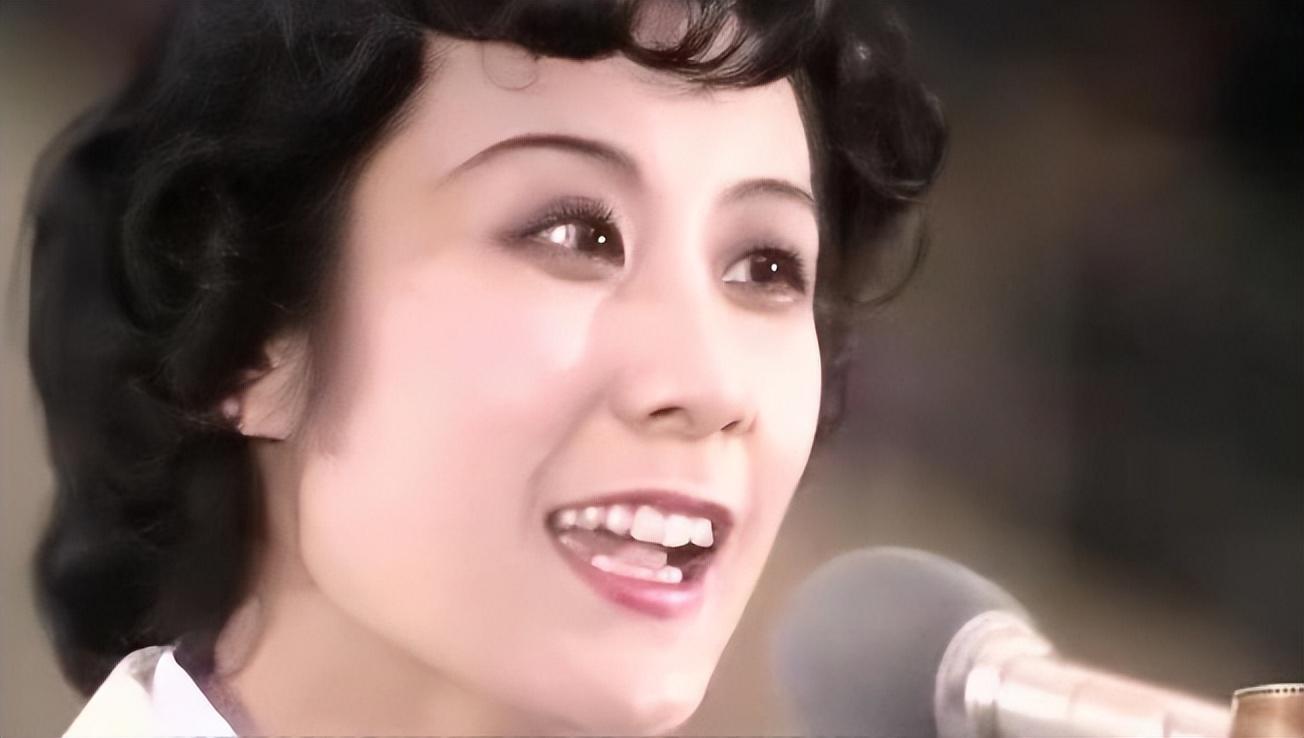 苏小明,这位80年代凭借《军港之夜》一曲爆红的女歌手,不仅在音乐领域
