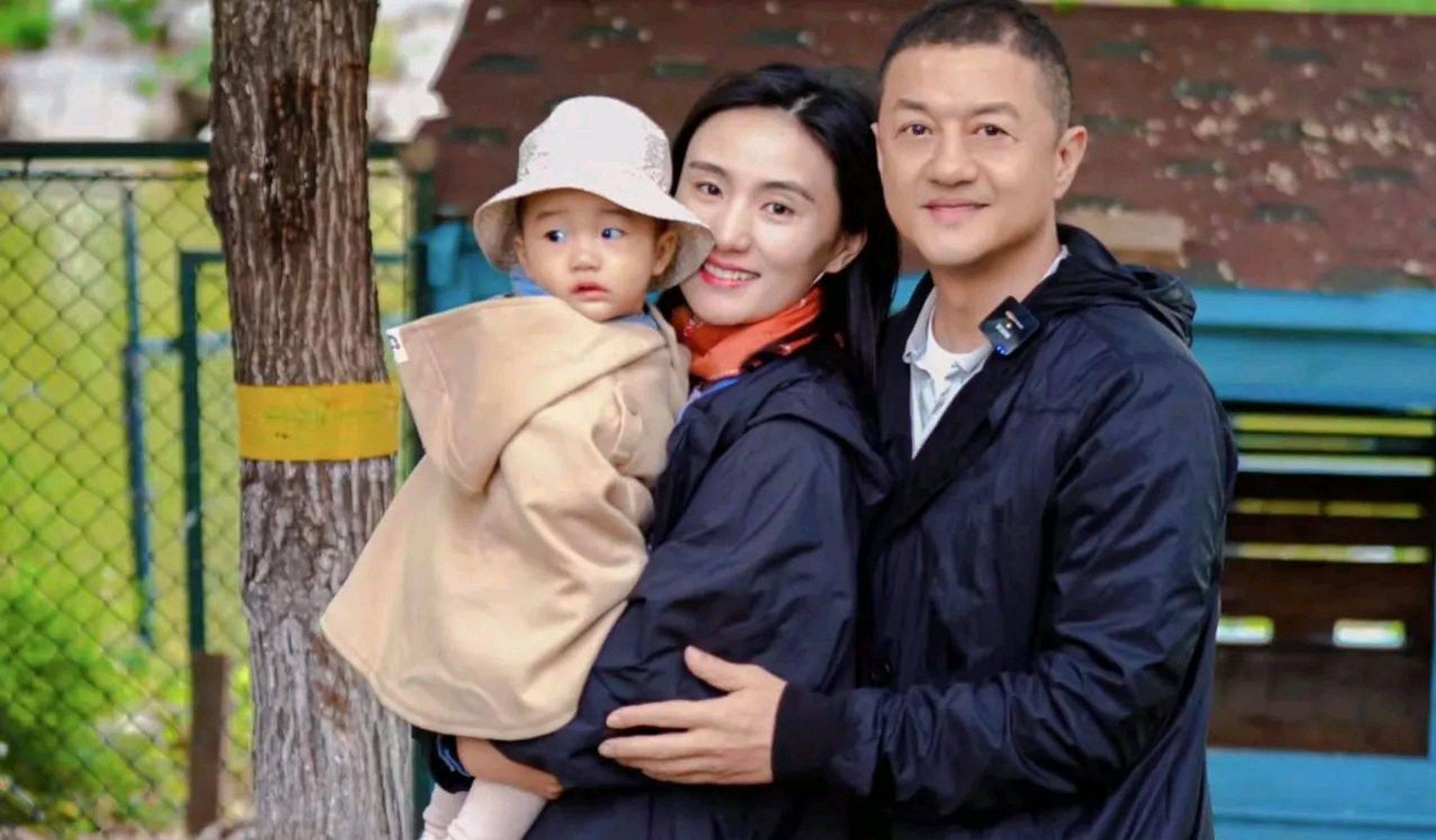 平台上的视频展示了李亚鹏的妻子海哈金喜亲手熬制腊八粥的温馨场景