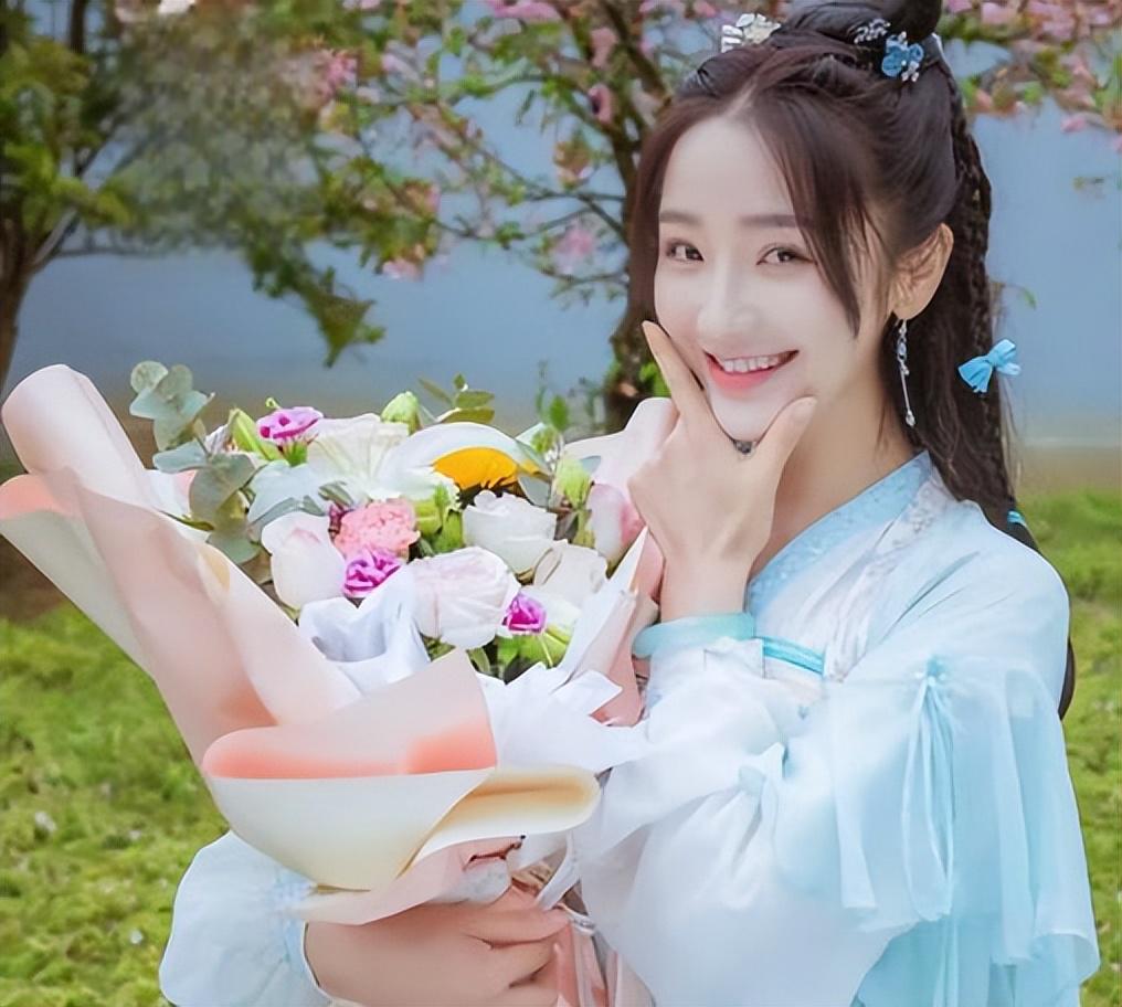 95后小花肖燕:演艺之路与赛车梦想的奇妙交织 肖燕,这个名字或许你还