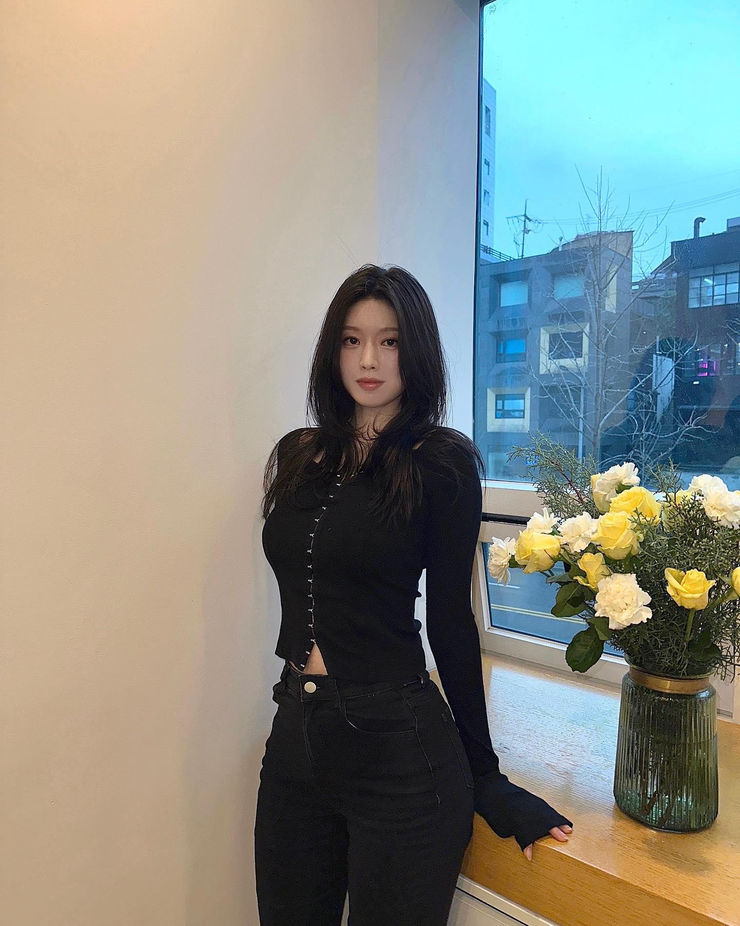 韩国小姐姐的独特魅力 韩国小姐姐的眼神犹如星辰般璀璨,自信而高傲