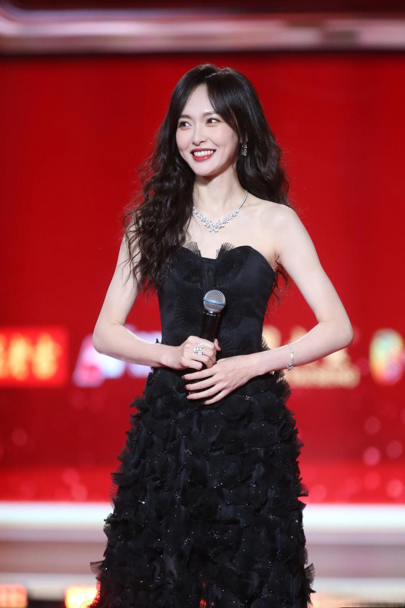 唐嫣蹲姿交流:娱乐圈与媒体互动的新思考 之前,唐嫣在公开活动中蹲着