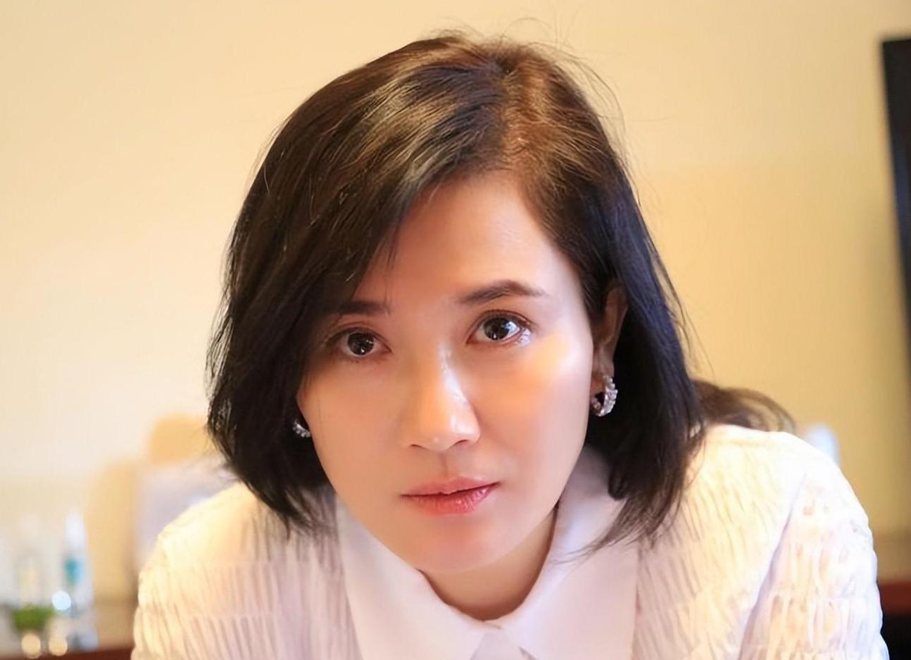 潘雨辰:为爱执着,终陷婚姻困境 潘雨辰,曾被誉为"丹东之花",因在