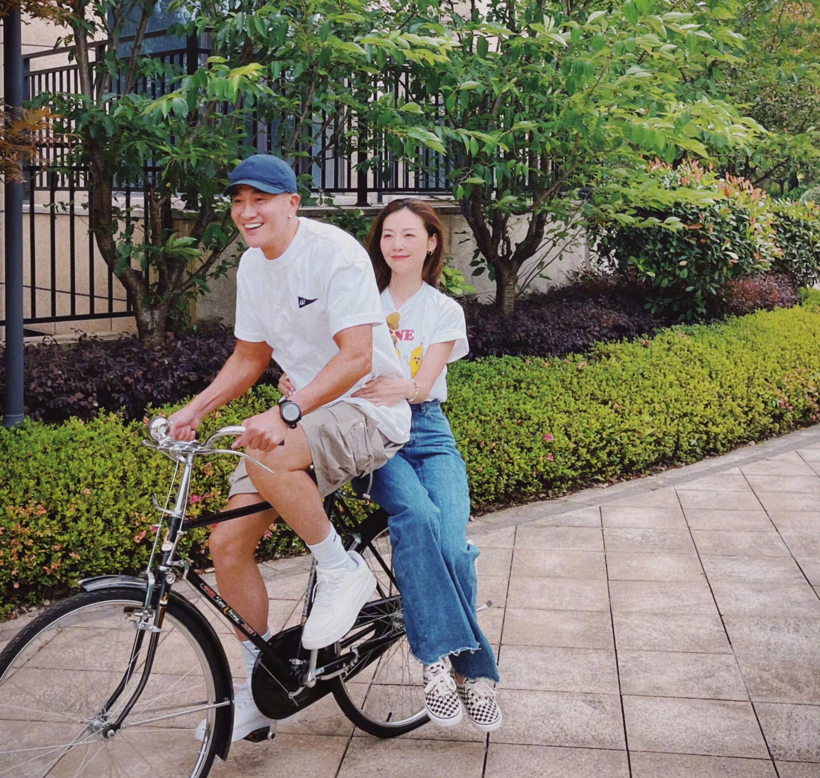 何润东与"柜台小姐"林姵希:爱情与牺牲的16年 何润东,这位在娱乐圈里