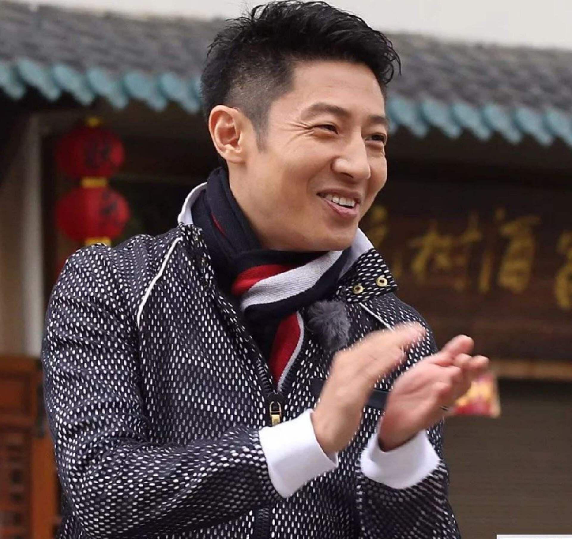 央视主持人撒贝宁商务舱偶遇 1月22日,有网友发文称:央视知名主持人