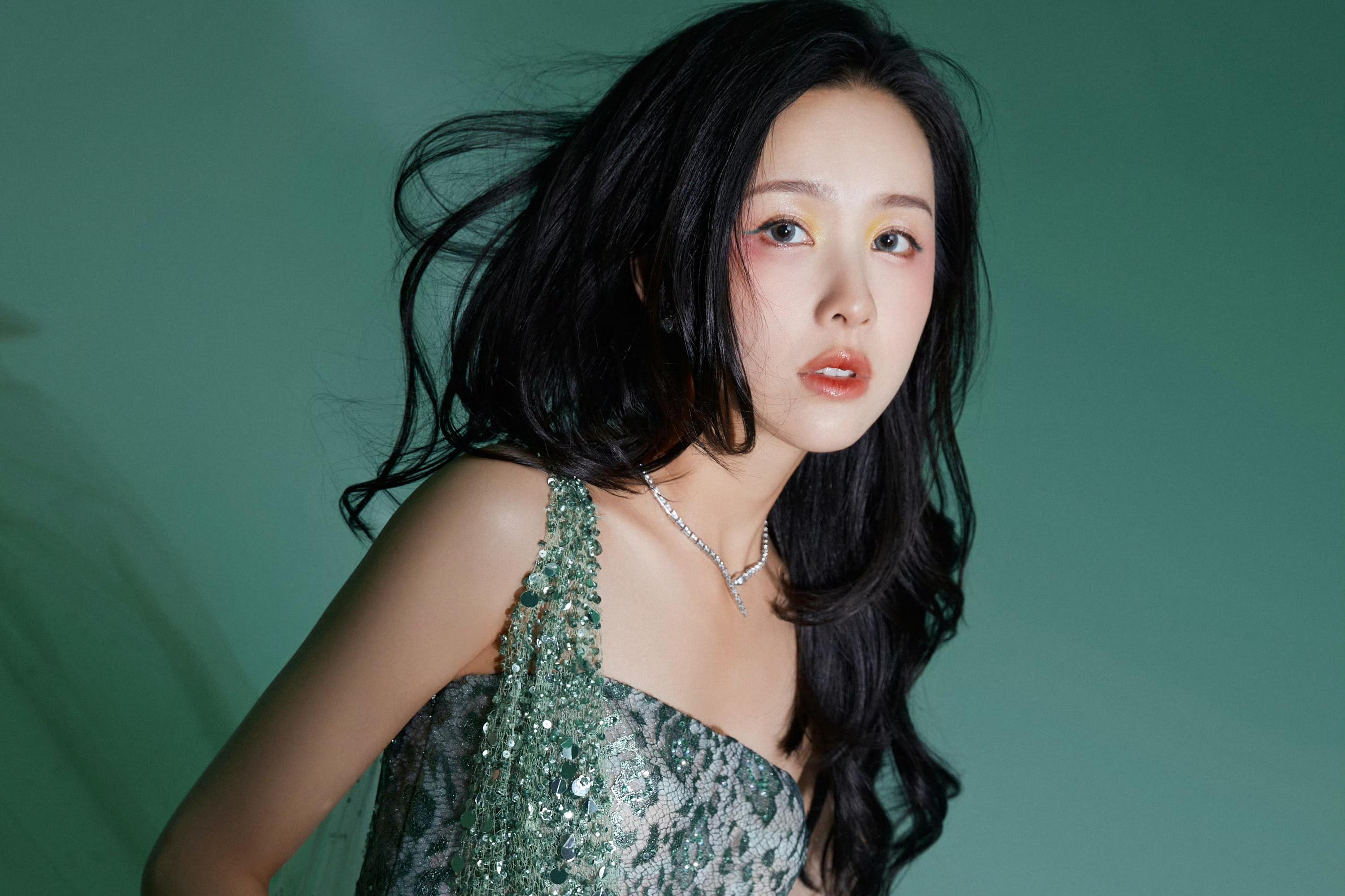 陈都灵白月光穿搭风:浪漫高雅,简约不简单 陈都灵的白月光穿搭风格,以