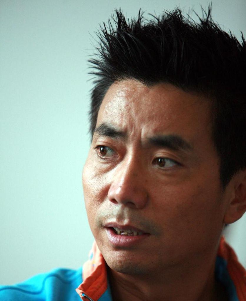 范明:演技派巨匠与家庭温情的完美融合 范明,这位在荧幕上活跃的演员