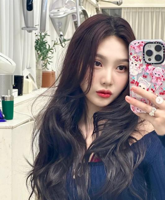 red velvet成员joy在上班路上,以本季流行的格雷灰作搭配,打底衣