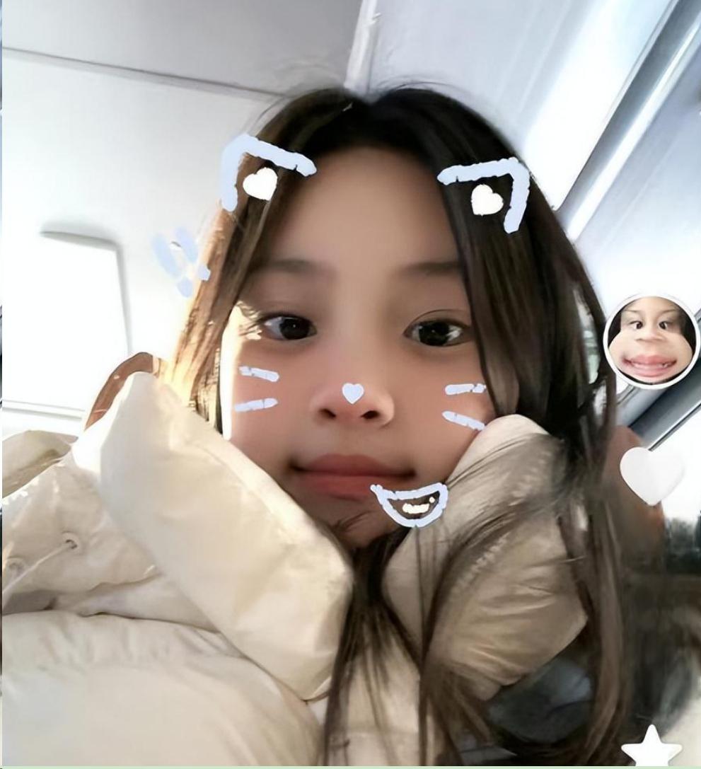 甜馨独立应对舆论压力,关闭评论区引发深思 近期,贾乃亮女儿甜馨在