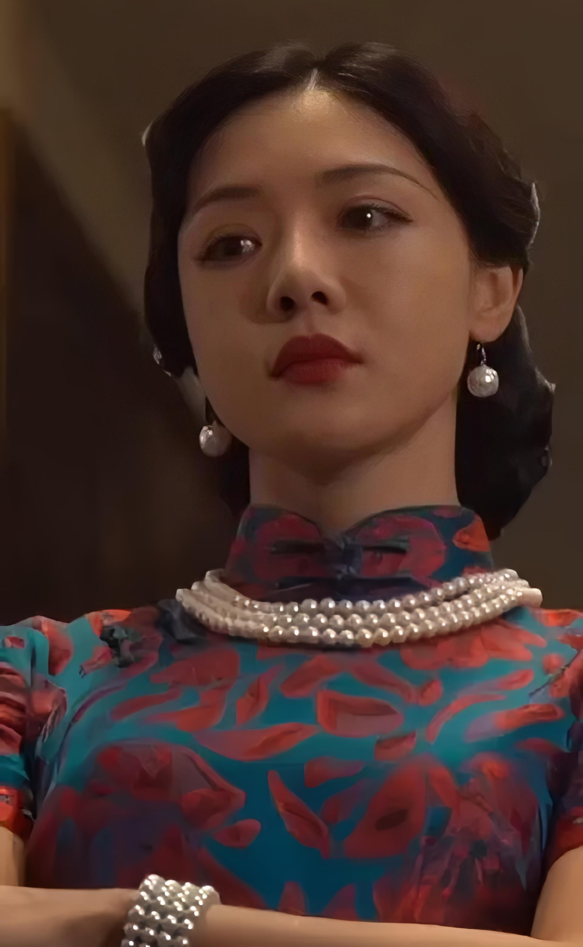 《侠客行》初次踏入演艺圈,2010年至2014年期间,因在《爱情公寓》系列