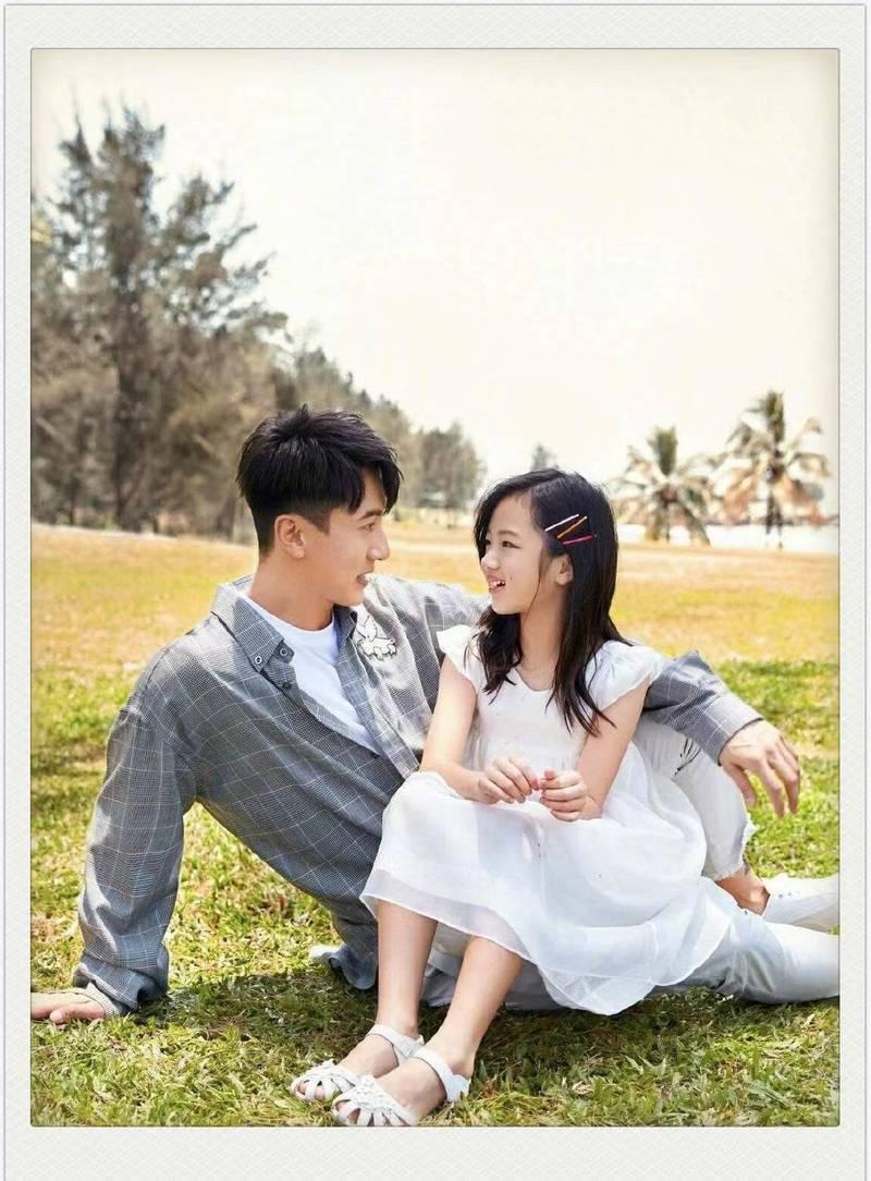 吴尊女儿称呼引争议 吴尊晒出了老婆和女儿neinei的合影,照片中母女俩