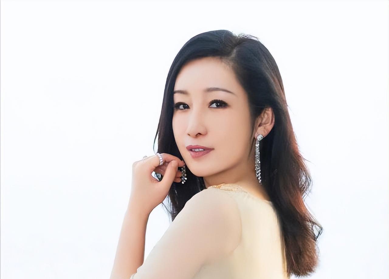 秦海璐:坚韧与幸福的背后 秦海璐,一位才华横溢的演员,背后却有着鲜