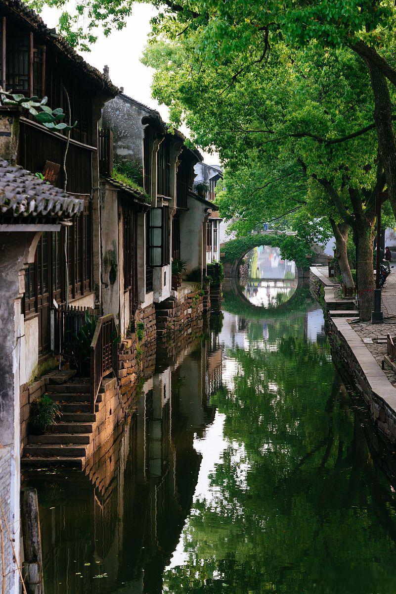 周庄,位于江苏省苏州市昆山市西南部,是江南六大古镇之一,被誉为"中国