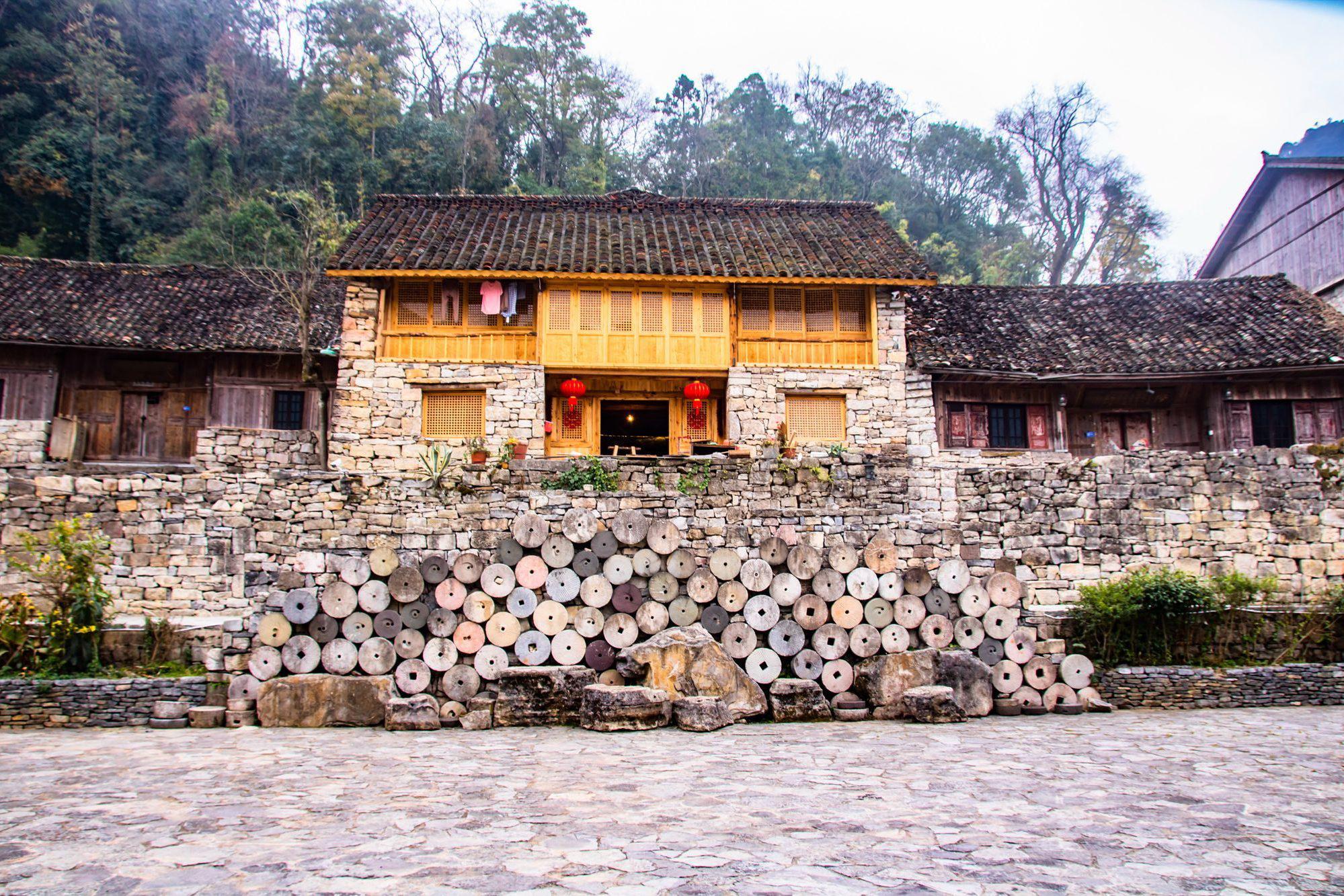 这个位于贵州深山中的布依族村寨,虽然鲜为人知,但却隐藏着无尽的故事