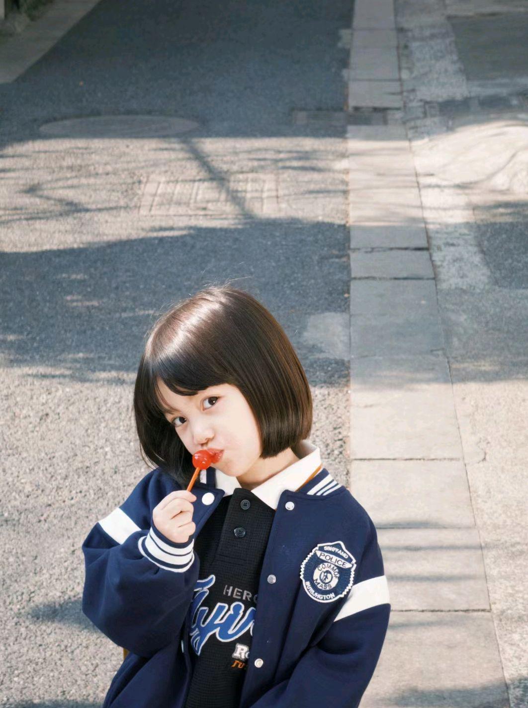 徐可一家三口合体同框 徐可在社交平台晒出一家三口的高清美照,男帅女