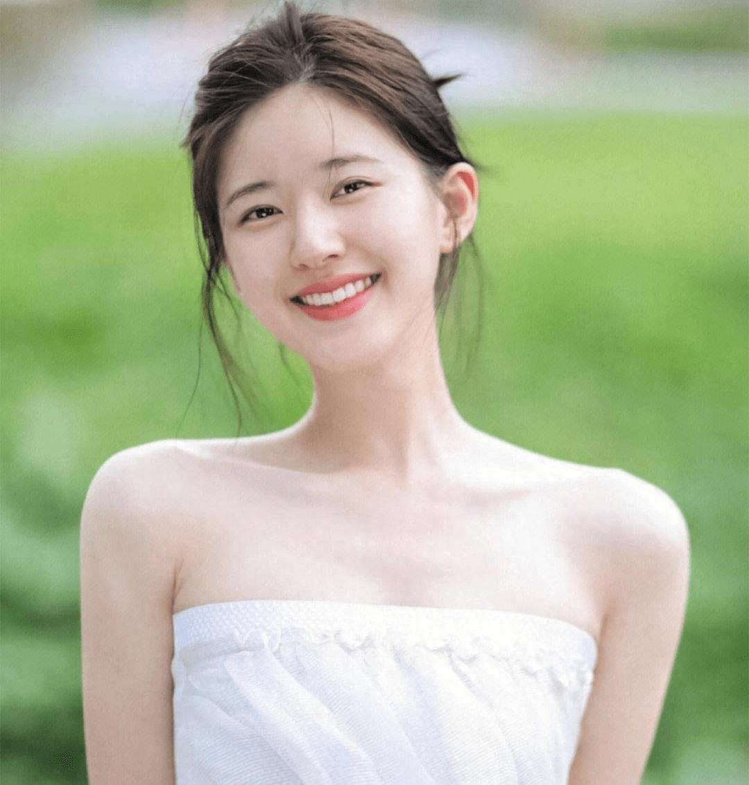 从水蜜桃般的魅力看娱乐市场的新风向 谈及赵露思,这个24岁的女星不仅