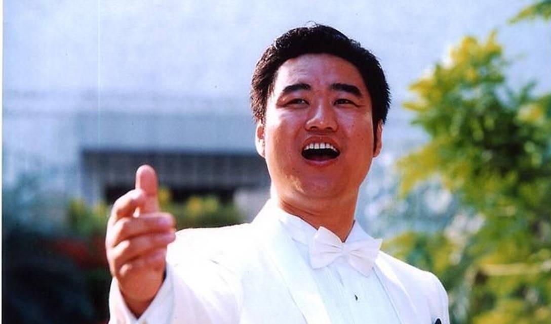 丛飞:音乐与爱心的传奇 丛飞,一个出身贫寒的辽宁小镇男孩,凭借对音乐