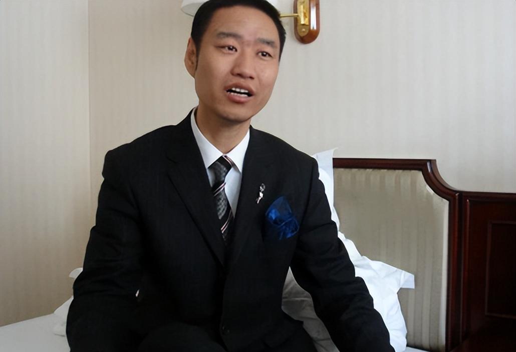 丛飞:音乐与爱心的传奇 丛飞,一个出身贫寒的辽宁小镇男孩,凭借对音乐