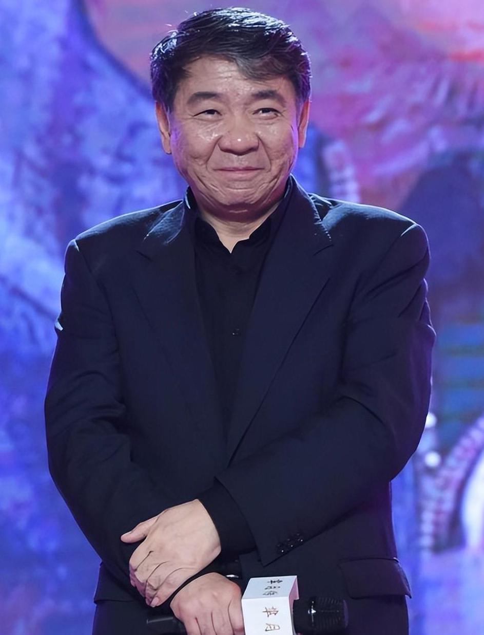 京圈大佬:名门之后与实力派 在娱乐圈的浪潮中,京圈大佬们无疑是一道