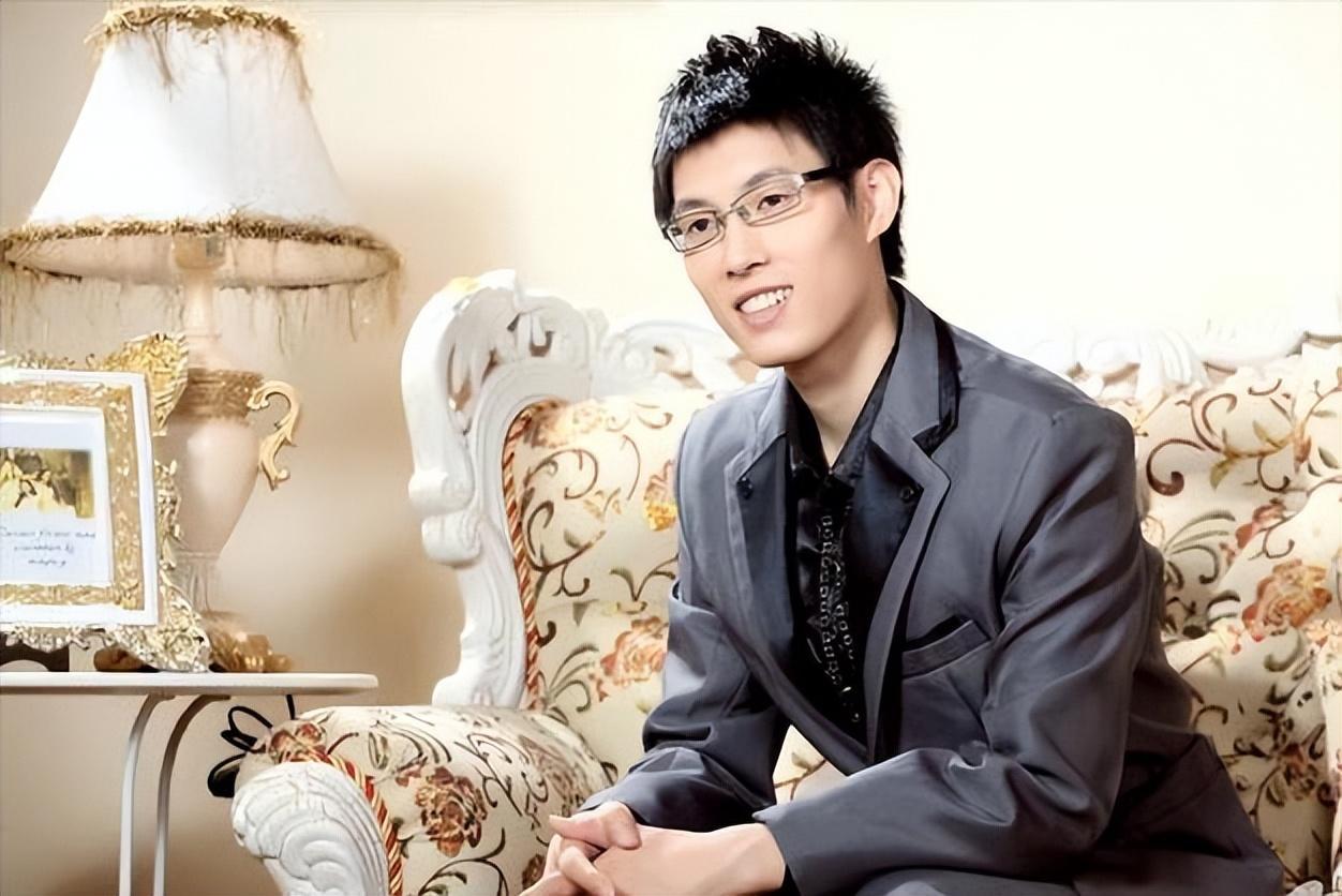 爱情与命运:闫宏微与吴载斌的人生抉择 闫宏微是一位年轻的女博士