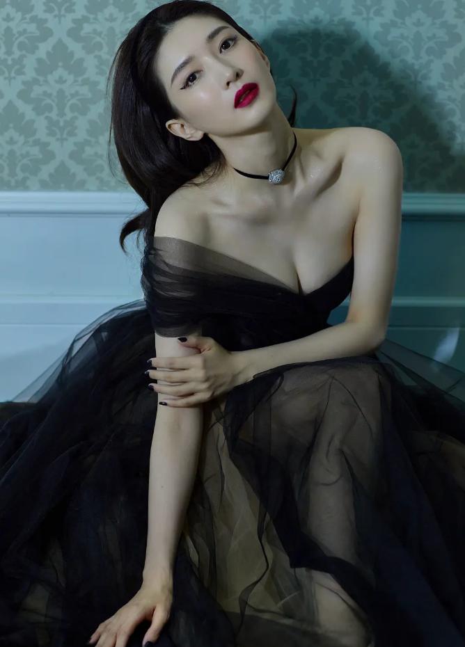 江疏影:高冷女神 江疏影,37岁的女演员,清冷气质和淡雅容颜成为85花