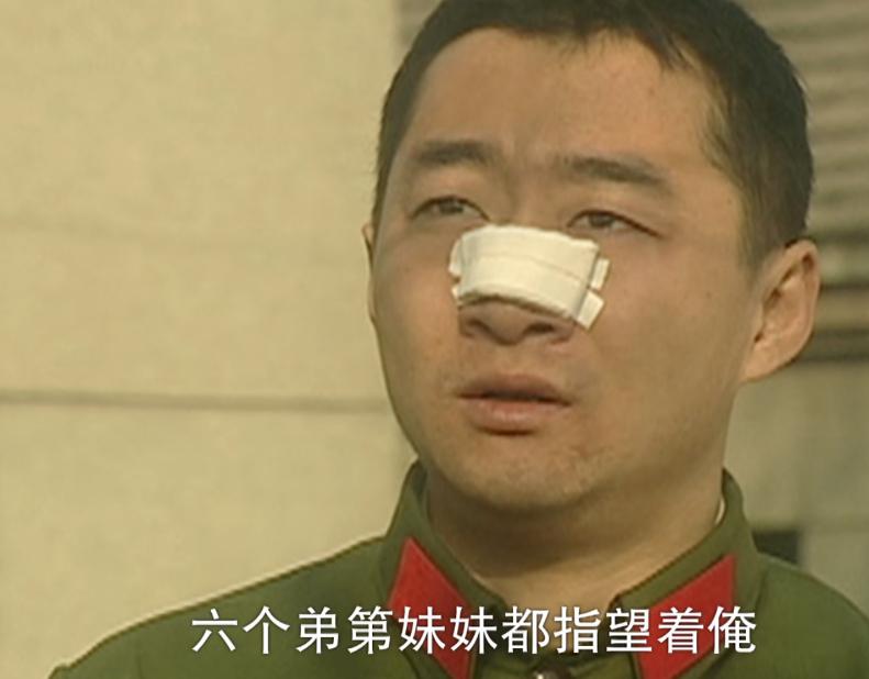 吴满囤洗衣服背后的动机:融入军营的无奈与期望 吴满囤抢着为钟跃民和